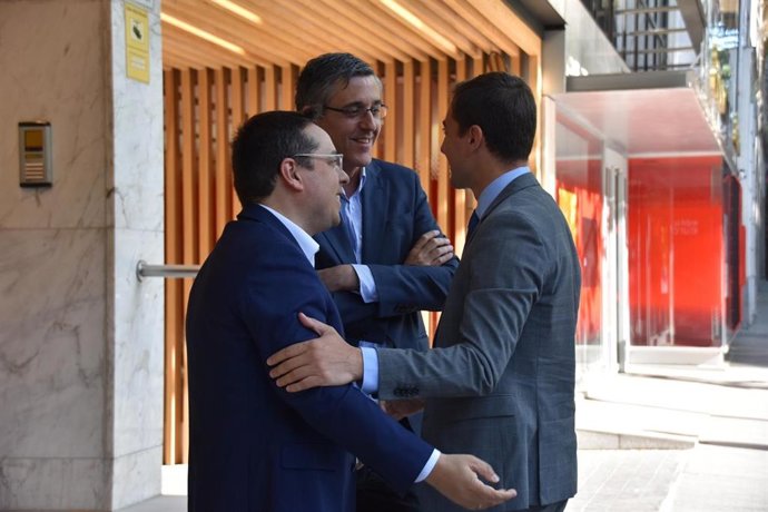 El candidato del PSOE a la Presidencia de la Comunidad de Madrid, Juan Lobato, junto con miembros de la consultora madrileña Harmon