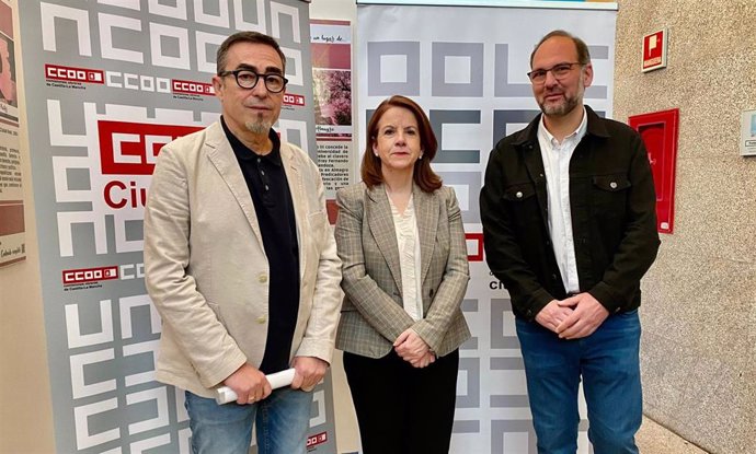 El secretario general de CCOO en C-LM, Paco de la Rosa, junto al secretario provincial de CCOO, José Manuel Muñoz, y la secretaria de Diálogo Social, Institucional y Salud Laboral de CCOO, Raquel Payo.