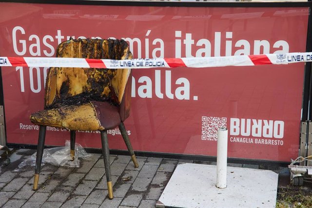 El padre de Jay Robles, el chico camarero fallecido, a la entrada del restaurante italiano 'Burro Canaglia Bar&Resto' de la plaza de Manuel Becerra, a 24 de abril de 2023, en Madrid (España). 