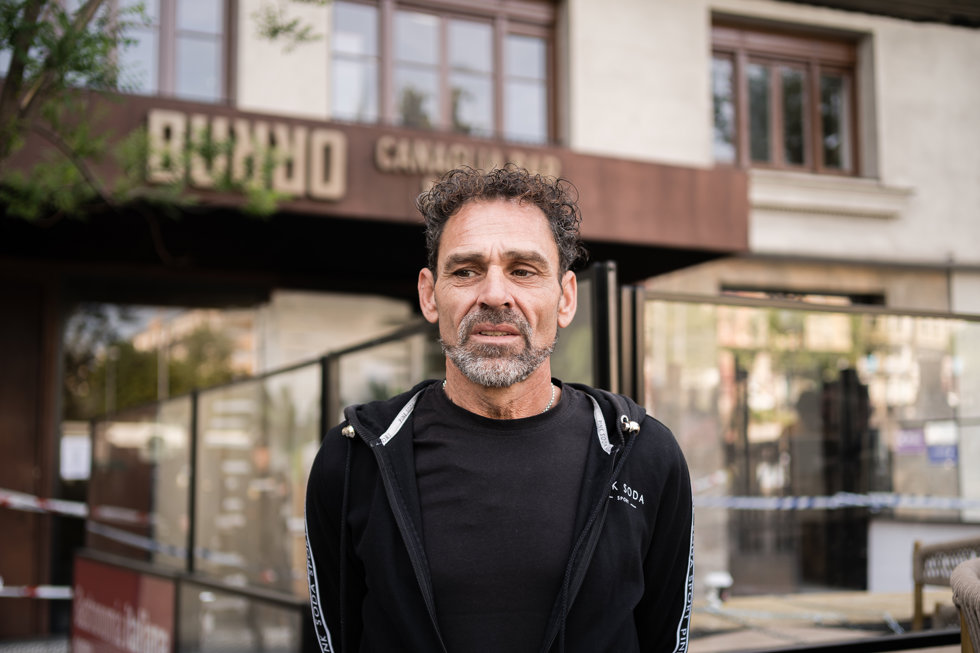 El padre de Jay Robles, el chico camarero fallecido, a la entrada del restaurante italiano 'Burro Canaglia Bar&Resto' de la plaza de Manuel Becerra, a 24 de abril de 2023, en Madrid (España). 