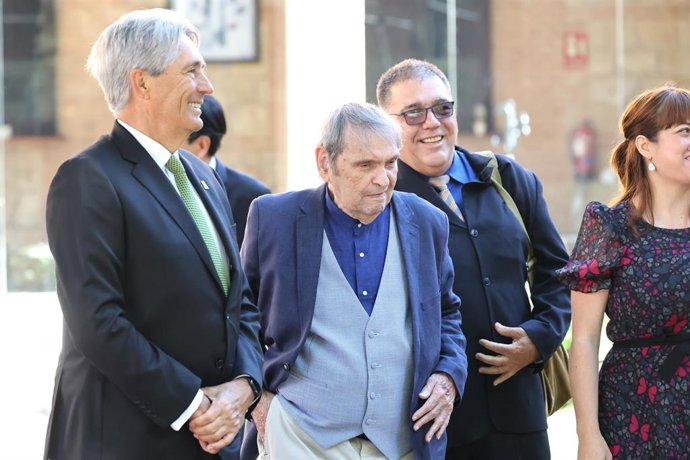 El escritor venezolano Rafael Cadenas (d) junto al rector de la Universidad de Alcalá de Henares, José Vicente Saz, a su llegada a recibir el Premio Cervantes 2022, en el paraninfo de la Universidad de Alcalá de Henares