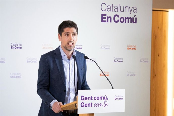 El portavoz de los comuns en el Parlament, David Cid, en rueda de prensa.