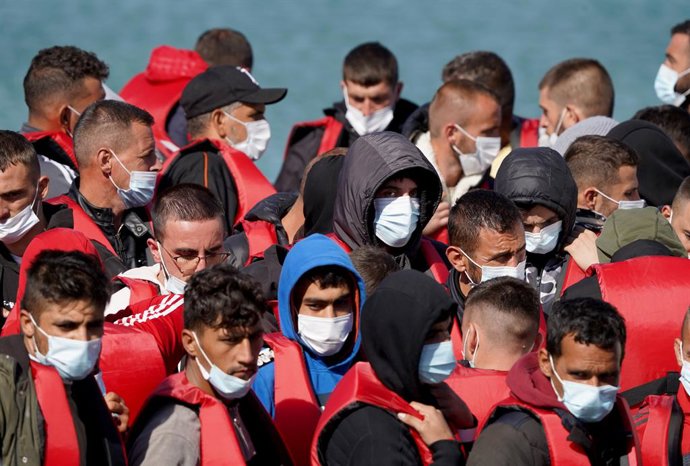 Archivo - 04 September 2022, United Kingdom, Dover: A group of people thought to be migrants, are brought in to Dover, from a Border Force vessel following a small boat incident in the Channel. Photo: Gareth Fuller/PA Wire/dpa