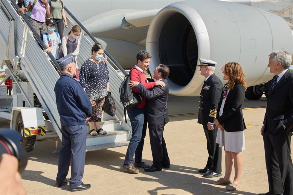 El ministro de Asuntos Exteriores, José Manuel Albares, saluda al embajador de España en Jartum, Isidro González, a su llegada a Torrejón de Ardoz junto a los españoles y otros ciudadanos evacuados de Sudán