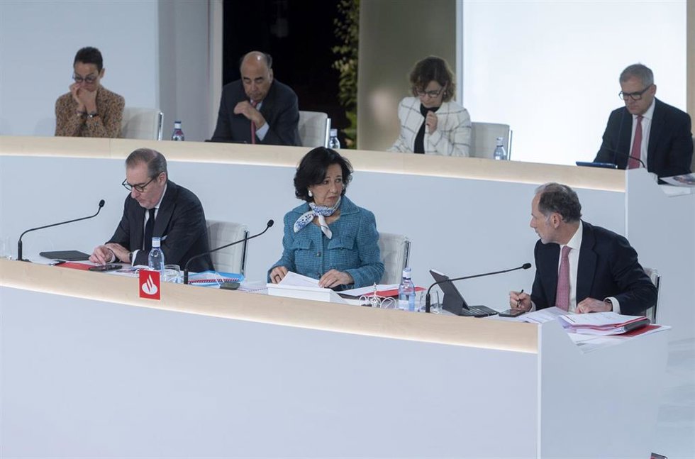 (I-D) El consejero delegado del Banco Santander, Héctor Grisi, la presidenta del Banco Santander, Ana Botín, y el secretario general y del consejo, Jaime Pérez, durante una junta general de accionistas de Banco Santander, en la Ciudad Grupo Santander de