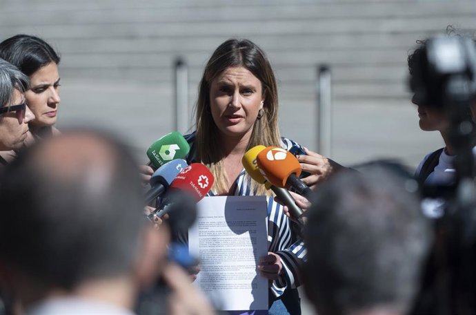 La  portavoz de Podemos y candidata a la Presidencia de la Comunidad de Madrid, Alejandra Jacinto, ofrece declaraciones a los medios en la Plaza de las Cortes, a 12 de abril de 2023, en Madrid (España). Jacinto ha comunicado que  "Esta mañana he enviado