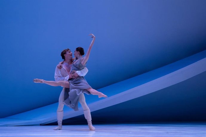 Archivo - Los bailarines de la compañía Les Ballets de Monte-Carlo durante la presentación de 'Romeo y Julieta' en el Teatro de la Maestranza. Imagen de archivo.