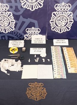 Dinero, droga y objetos intervenidos en una operación policial