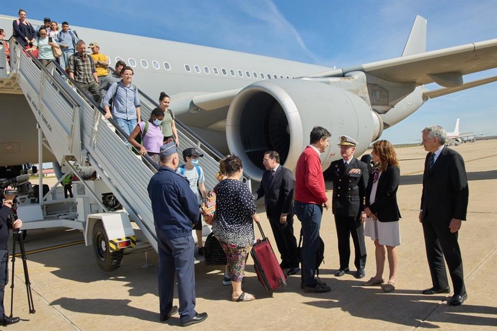 El ministro de Asuntos Exteriores, José Manuel Albares, recibe a los españoles evacuados de Sudán junto con el JEMAD y otros altos cargos de su ministerio