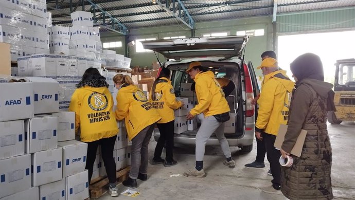 Voluntarios de Scientology en Turquía cargando suministros.
