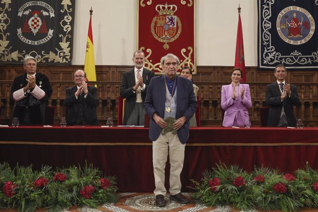 El poeta venezolano Rafael Cadenas recoge el Premio Cervantes