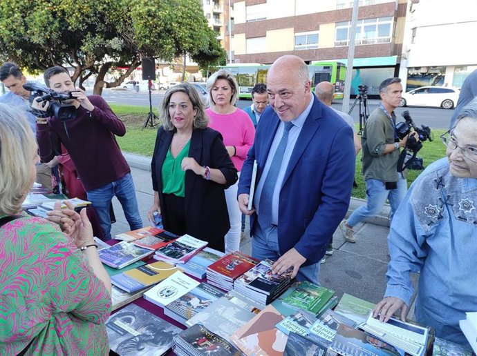 El presidente de la Diputación, Antonio Ruiz, visita una de las mesas en las que se reparten libros a los ciudadanos que se acerquen.