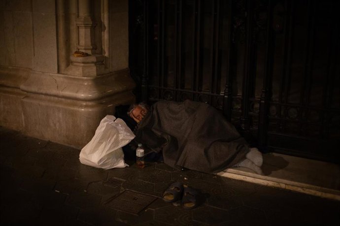 Archivo - Un hombre sin hogar 
