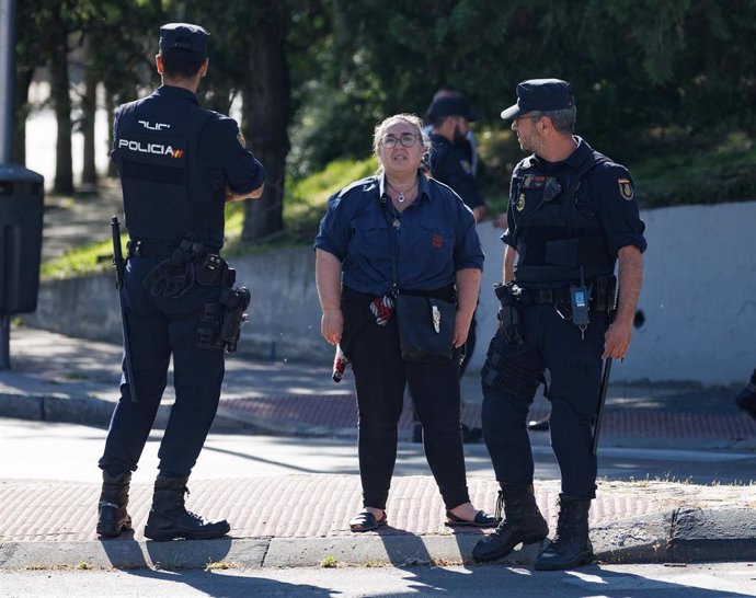 Una falangista espera los restos de Primo de Rivera, en el exterior del cementerio sacramental de San Isidro, a 24 de abril de 2023, en Madrid (España). 