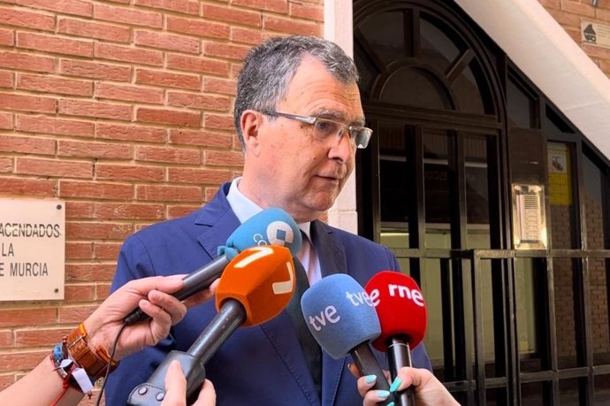 El candidato del Partido Popular a la Alcaldía de Murcia, José Ballesta, ofrece declaraciones a los medios de comunicación