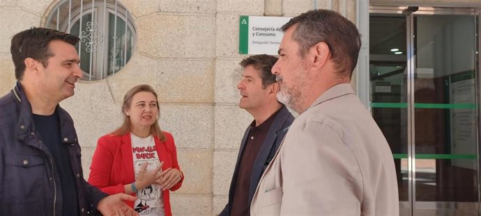 El senador por el PSOE de Huelva y secretario de Relaciones Institucionales de la Ejecutiva Provincial, Amaro Huelva (izquierda), junto a otros socialistas onubenses.