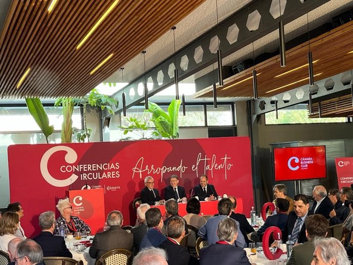 El president de la Generalitat, Ximo Puig, el presidente de la Cámara Alicante, Carlos Baño, y el vicepresidente primero, Jesús Navarro, durante el ciclo de Conferencias Circulares del Cámara Business Club.