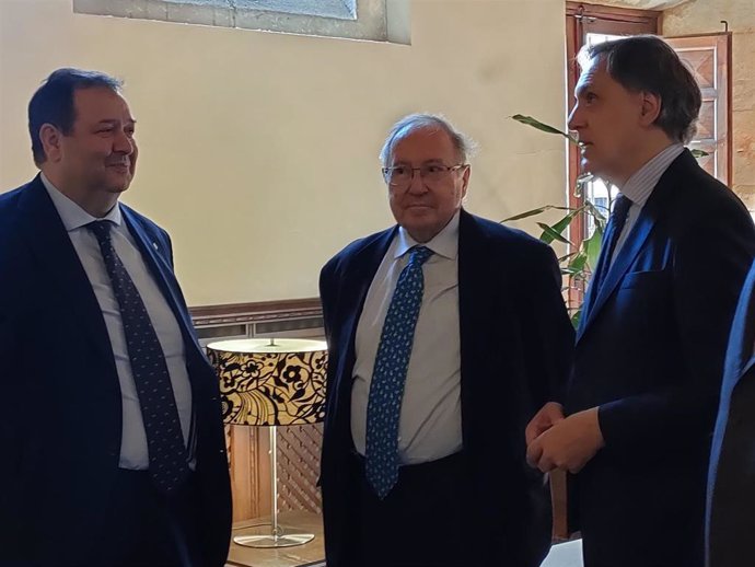 El presidente de la Cámara de España, José Luis Bonet (centro), junto al alcalde de Salamanca, Carlos García Carbayo (d), y el presidente de la Cámara de Comercio de Salamanca, Benjamín Crespo (i)