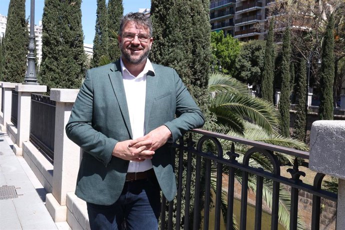 El coordinador de MÉS per Mallorca y candidato a la presidencia del Govern, Lluís Apesteguia, posa para Europa Press