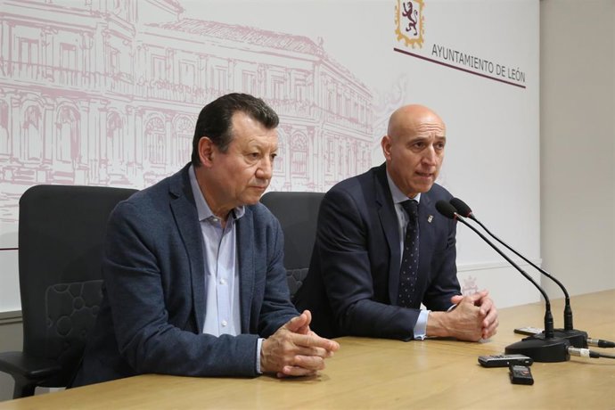 El jefe del Servicio de Aparato Digestivo del Caule, Francisco Jorquera, y el alcalde de León, José Antonio Diez, durante la rueda de prensa.