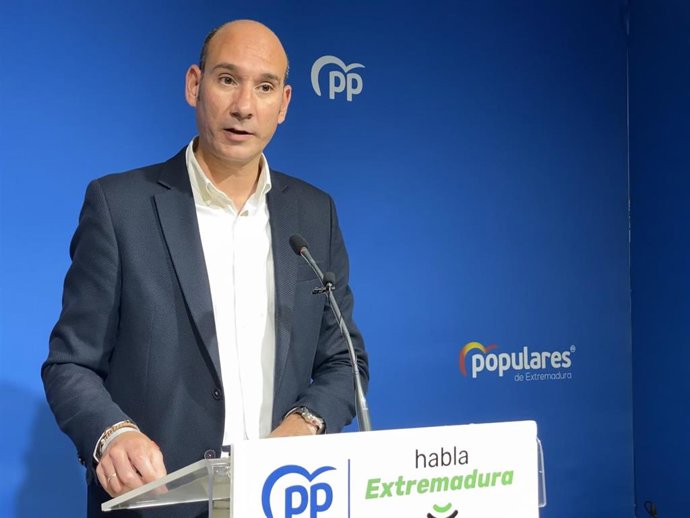El portavoz del PP de Extremadura, José Ángel Sánchez Juliá, en rueda de prensa