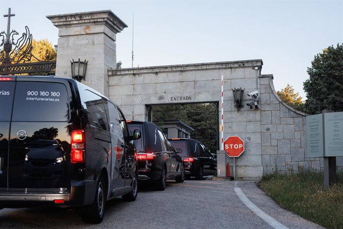 Varios coches fúnebres entran al Valle de Cuelgamuros, a 24 de abril de 2023, en San Lorenzo de El Escorial, Madrid (España). Los restos mortales del fundador de Falange, José Antonio Primo de Rivera, son exhumados hoy del Valle de Cuelgamuros y reubica