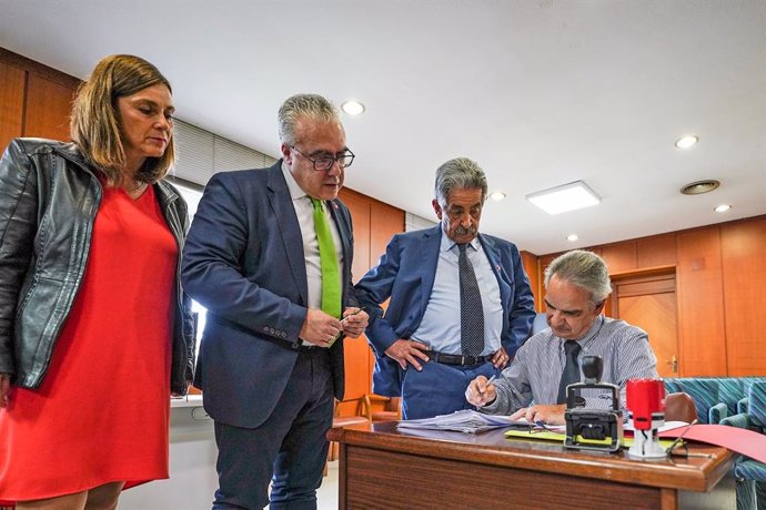 El secretario general del PRC, Miguel Ángel Revilla,  registra la candidatura autonómica de su partido en la Junta Electoral acompañado de Paula Fernández y Pedro Hernando