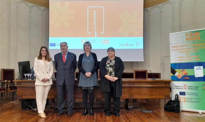 Ainara Fontanes, técnica de Tracasa Instrumental; César Manuel López, director del Servicio de Consumo y Arbitraje; la directora general de Turismo, Comercio y Consumo, Maitena Ezkutari; y María Antonia Sesma, presidenta de la Junta Arbitral de Navarra