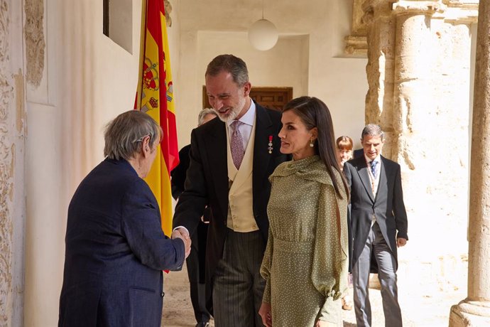 (I-D) El escritor venezolano Rafael Cadenas, saluda al Rey Felipe VI y la Reina Letizia, a su llegada al acto de entrega del Premio Cervantes 2022, en el paraninfo de la Universidad de Alcalá de Henares, a 24 de abril, en Alcalá de Henares, Madrid (Espa