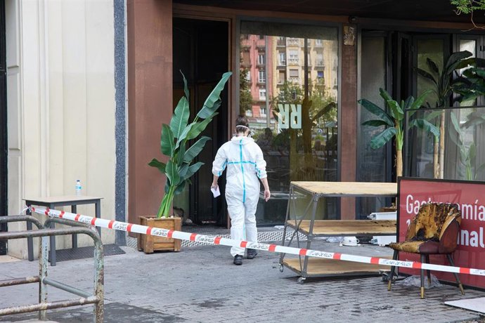 Policía Científica en el restaurante italiano 'Burro Canaglia Bar&Resto' de la plaza de Manuel Becerra 