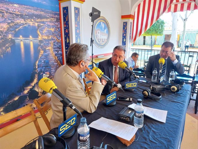 El secretario general del PSOE-A, Juan Espadas, en una entrevista en la Cadena SER durante la Feria de Sevilla 2023.