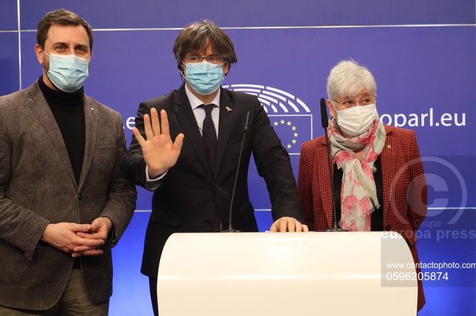 Archivo - El expresidente de la Generalitat Carles Puigdemont (c) ofrece una rueda de prensa junto a los exconsejeros Antoni Comín (i) y Clara Ponsatí (d).