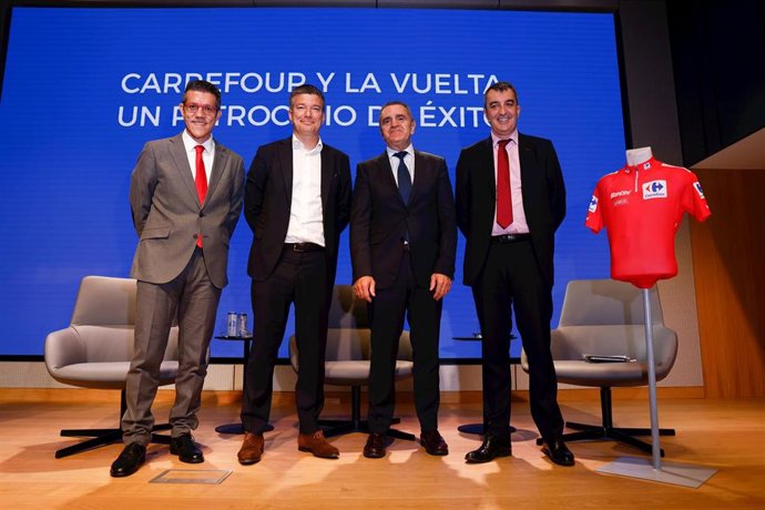 Archivo - El redactor Jefe de Deportes de EP, Gaspar Díez, el director ejecutivo de Carrefour España, Alexandre de Palmas, el presidente del CSD, José Manuel Franco, y el director general de La Vuelta, Javier Guillén, en un desayuno deportivo de EP. 