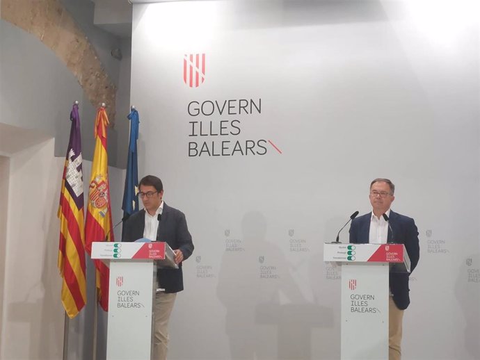 El portavoz del Govern y conseller de Modelo Económico, Turismo y Trabajo, Iago Negueruela, y el conseller de Movilidad y Vivienda, Josep Marí, en rueda de prensa