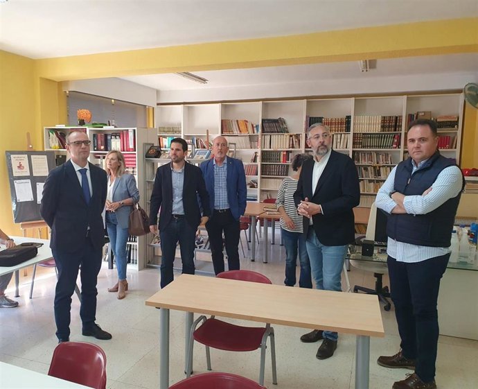 El consejero de Educación, Formación Profesional y Empleo, Víctor Marín, visitó hoy los IES Poeta Julián Andúgar y Octavio Carpena Artés de Santomera.