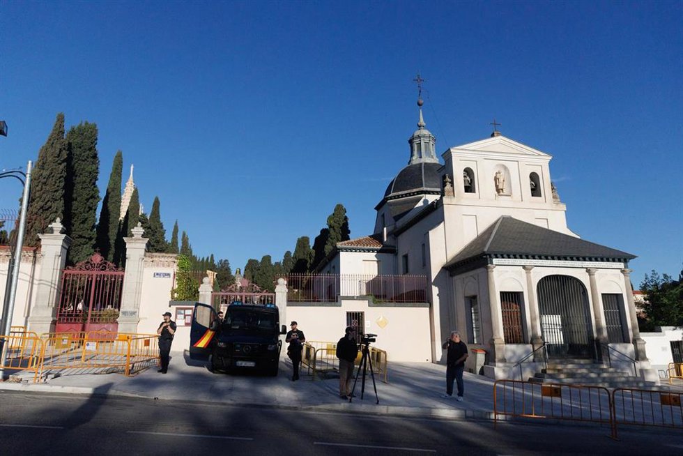Agentes de Policía Nacional en el exterior del cementerio de San Isidro, donde serán inhmados los restos de José Antonio Primo de Rivera