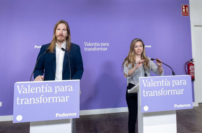 El portavoz de Podemos, Pablo Fernández, y la secretaria de Acción Institucional de Podemos, María Teresa Pérez, ofrecen una rueda de prensa, en la sede de Podemos, a 24 de abril de 2023, en Madrid (España).