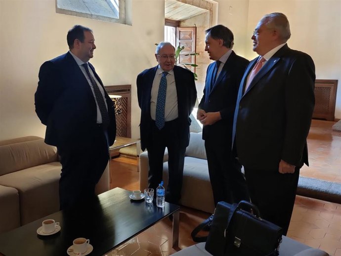 El presidente de la Cámara de Comercio de España, José Luis Bonet, segundo por la izquierda, junto a autoridades salmantinas en el foro