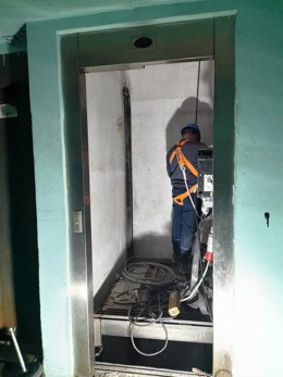 Obras de desmontaje del antiguo ascensor de la plaza Mayor de Palma