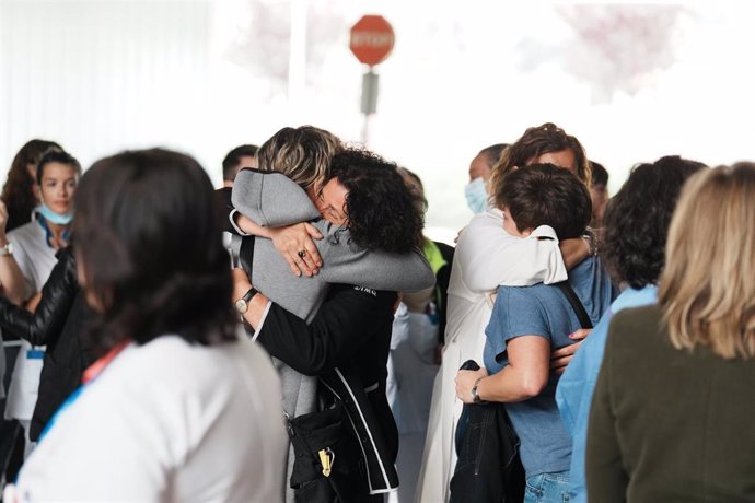 Compañeros de la enfermera del IMQ Zorrotzaurre fallecida en el incendio desclarado este pasado viernes en un restaurante de Madrid guardan un minuto de silencio en el exterior de la clínica