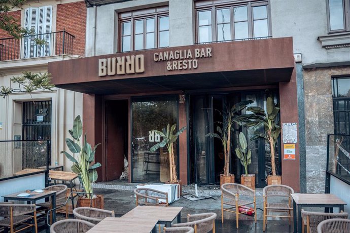 Restaurante 'Burro Canaglia Bar&Resto' precintado por un incendio, en la plaza de Manuel Becerra.