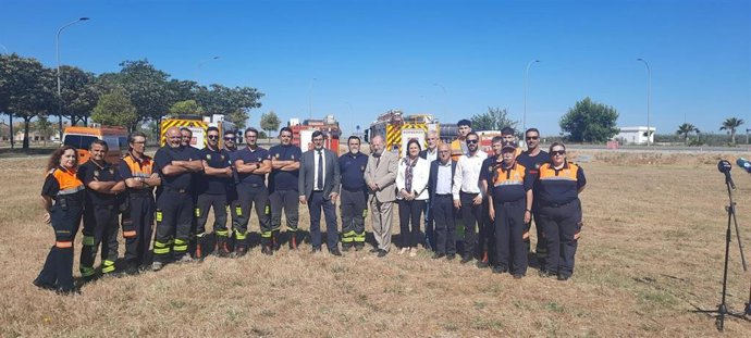 El presidente de la Diputación, Fernando Rodríguez Villalobos, y el alcalde de Utrera, José María Villalobos, en el solar donde irá ubicado en el nuevo parque de bomberos.