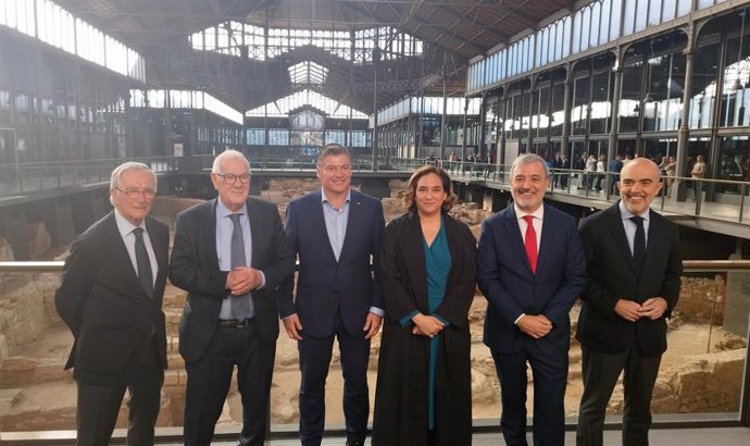 Los candidatos a la Alcaldía de Barcelona Xavier Trias (Junts), Ernest Maragall (ERC), Ada Colau (BComú), Jaume Collboni (PSC) y Daniel Sirera (PP) junto al presidente de Pimec, Antoni Cañete