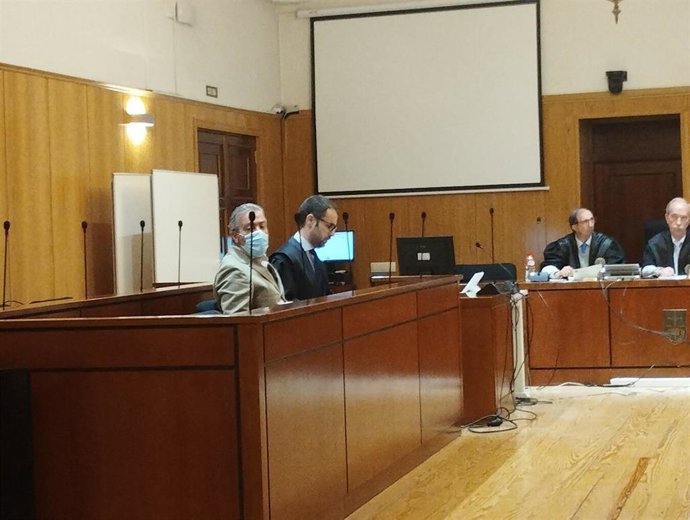 El bodeguero encausado junto a su letrado durante la primera sesión del juicio en la Audiencia de Valladolid.