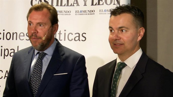 Óscar Puente, A La Izquierda, Junto Al Ministro De Industria, Héctor Gómez.