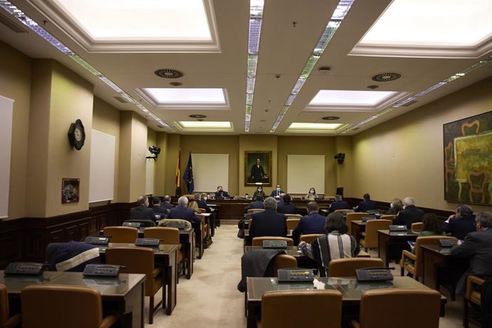 Archivo - El secretario primero de la Comisión, Francisco Manuel Fajardo Palarea (1i); la presidenta de la Comisión Susana Sumelzo Jordán (2i); y la secretaria segunda de la Comisión, María del Carmen Leyte Coello (1d), durante la celebración de la Comi