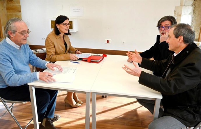 Archivo - La alcaldesa de santander con el presidente de Cruz Roja