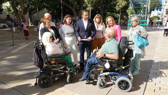 Los ediles del PSOE Daniel Pérez y Rosa del Mar Rodríguez, junto a representantes de la Agrupación de Desarrollo Málaga Sostenible