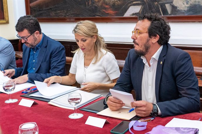 La ministra de Trabajo y Economía Social, Yolanda Díaz, mantiene un encuentro en el ayuntamiento con el alcalde de Cádiz, José María González, y responsables de las organizaciones sindicales CCOO, UGT, CGT y de la Coordinadora de Trabajadores del Metal