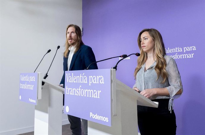 El portavoz de Podemos, Pablo Fernández, y la secretaria de Acción Institucional de Podemos, María Teresa Pérez, ofrecen una rueda de prensa, en la sede de Podemos, a 24 de abril de 2023, en Madrid (España). 